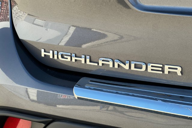 Used 2021 Toyota Highlander LE FWD image 34