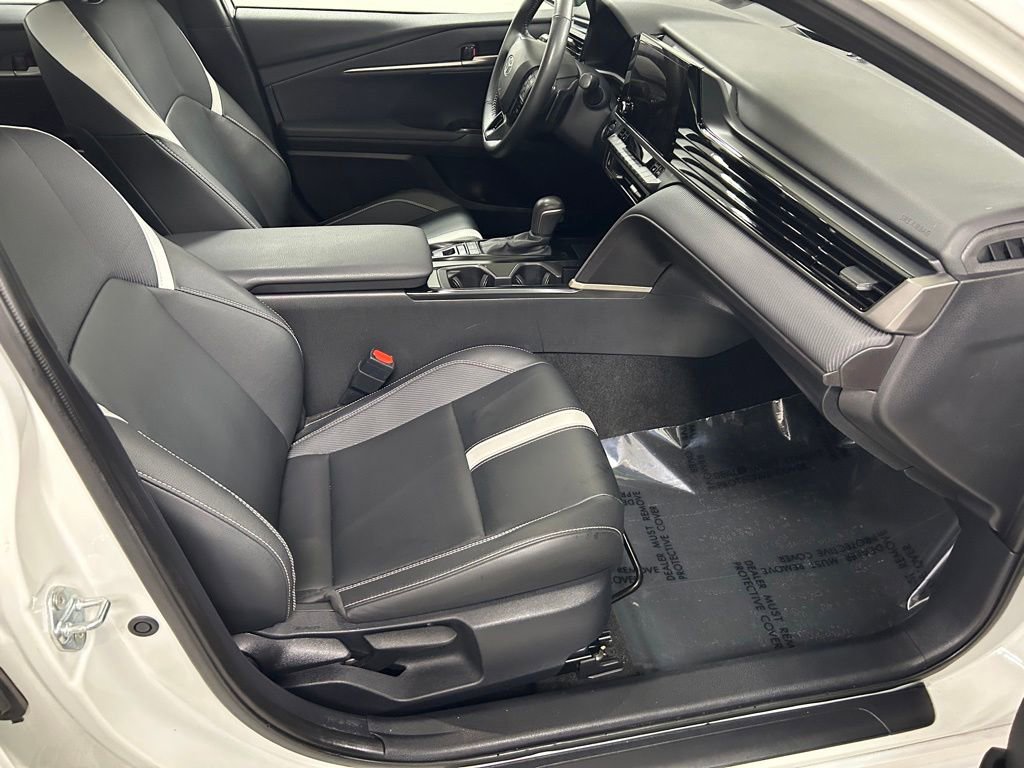 Used 2025 Toyota Camry SE w/ Convenience Package FWD image 12