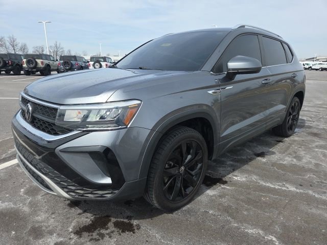 Used 2022 Volkswagen Taos SE image 2