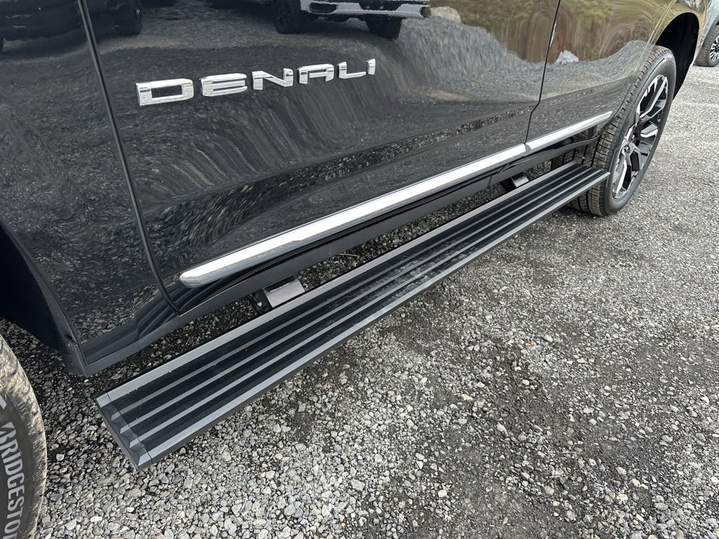 Used 2025 GMC Yukon Denali w/ Sun & Power Step Package image 12