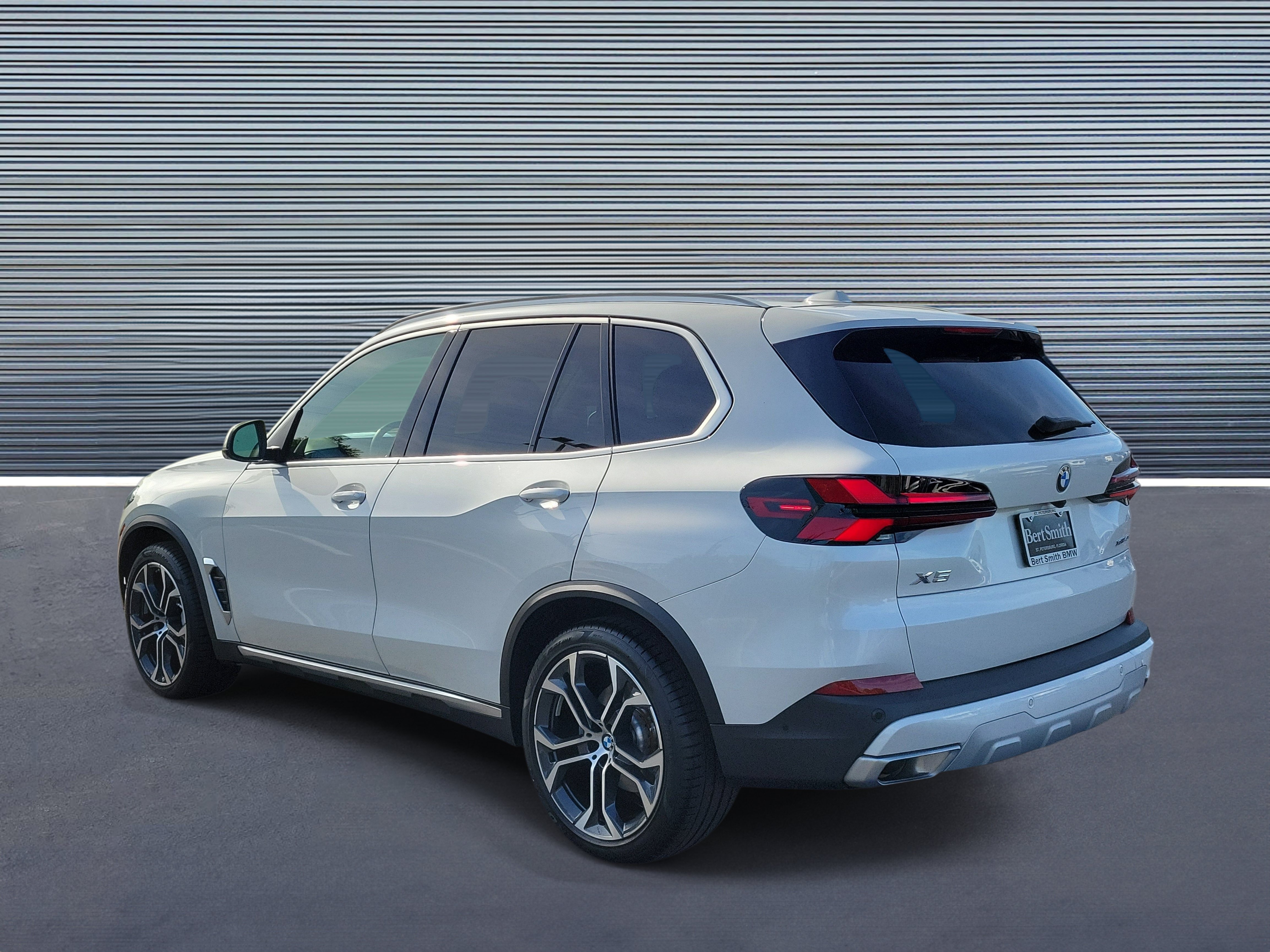 Used 2024 BMW X5 xDrive40i w/ Premium Package AWD/4WD image 4
