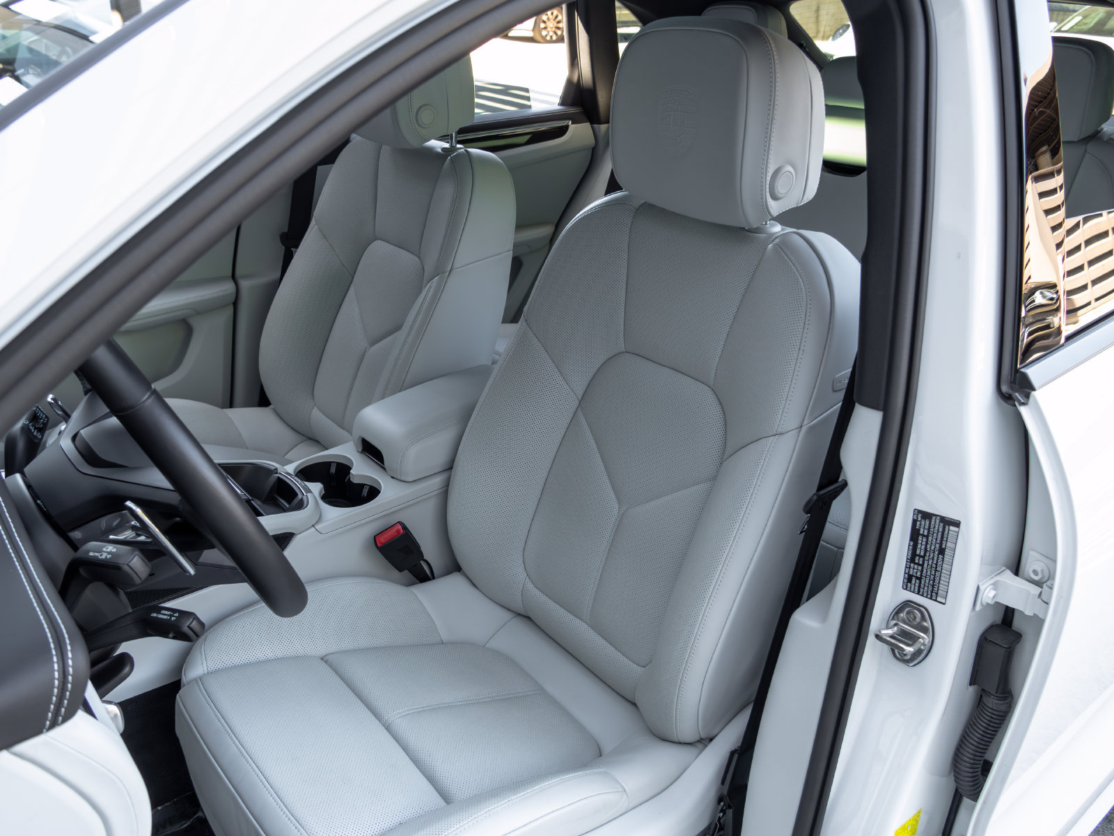 Certified 2025 Porsche Macan AWD/4WD image 5