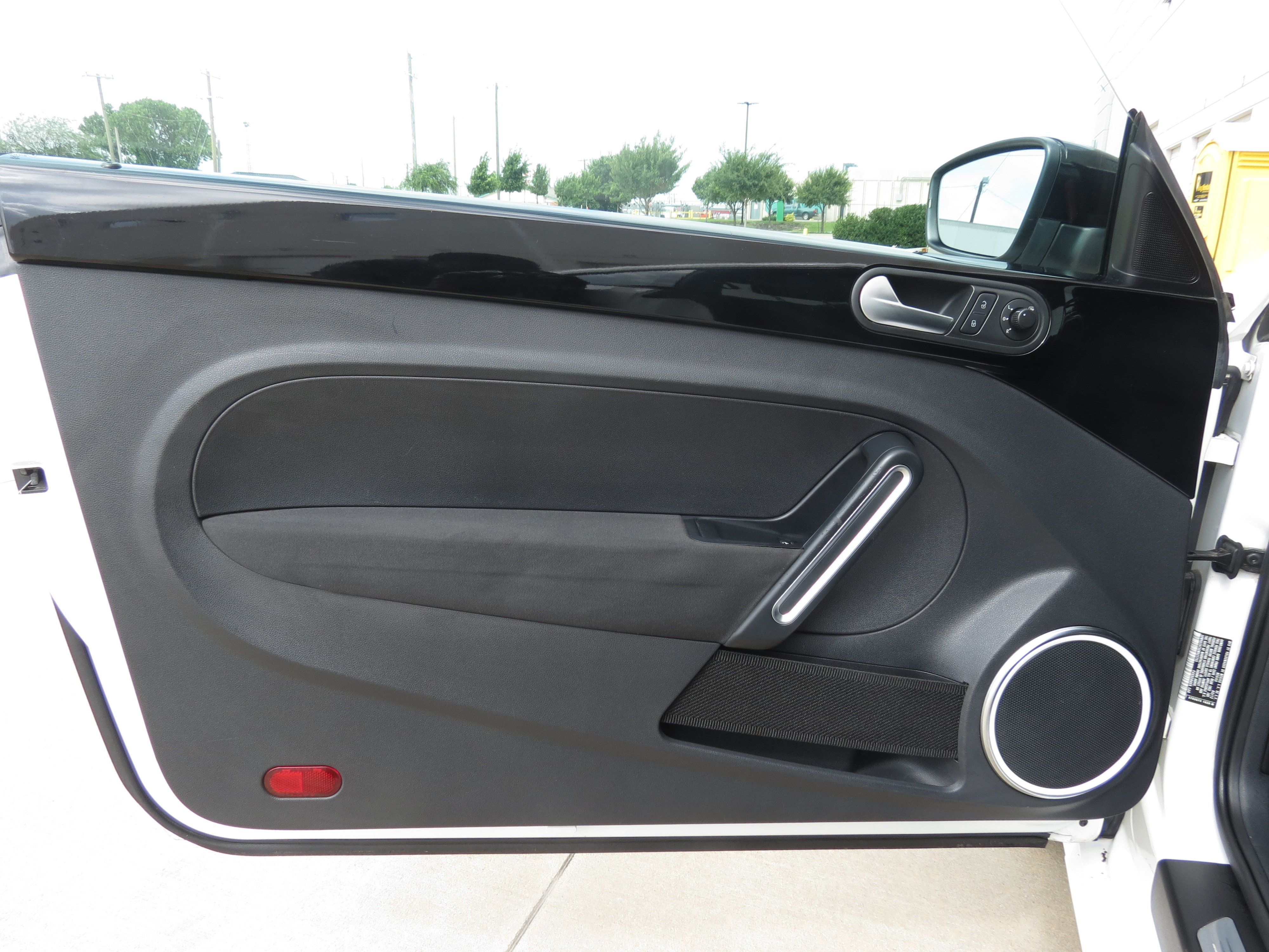 Used 2012 Volkswagen Beetle Turbo FWD image 21