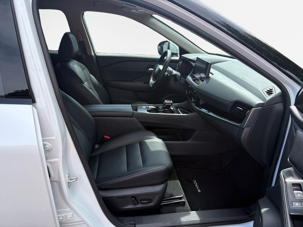 Used 2025 Nissan Rogue SL FWD image 26