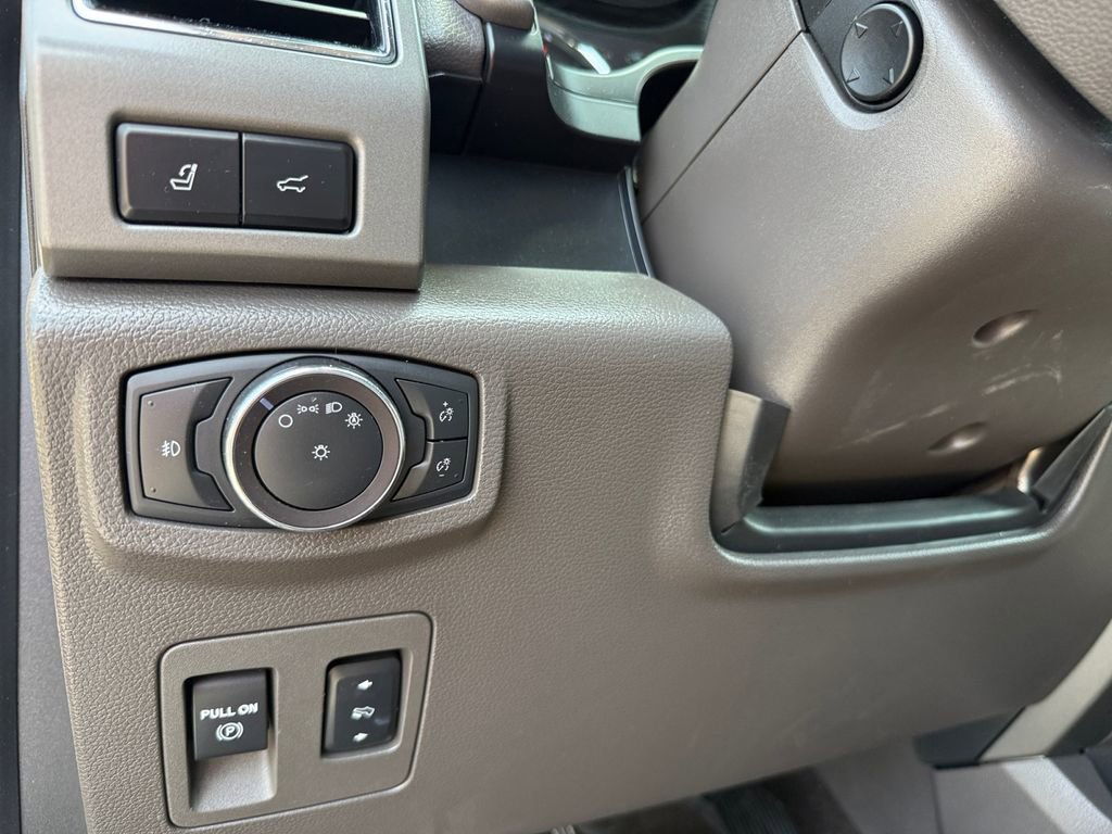 Used 2019 Ford Expedition XLT w/ Equipment Group 202A AWD/4WD image 18