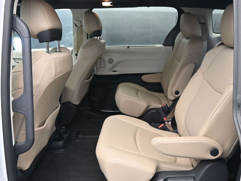 Used 2021 Toyota Sienna XLE image 20