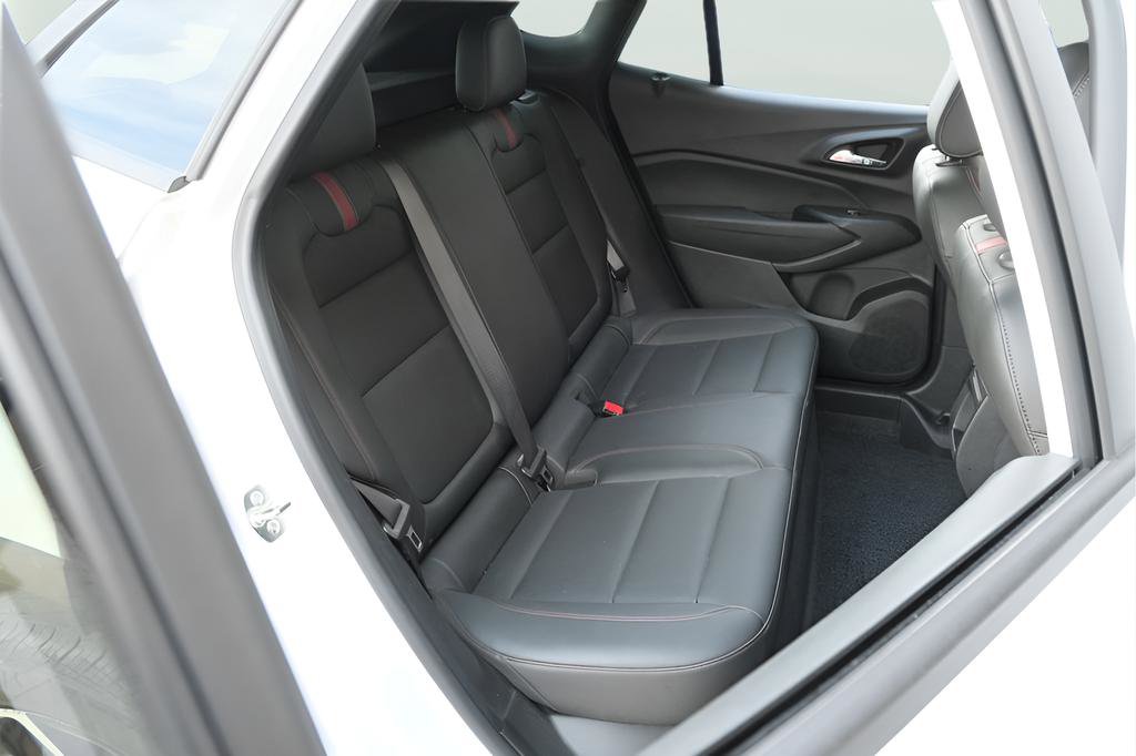 Used 2025 Chevrolet Trax RS w/ Sunroof Package image 29