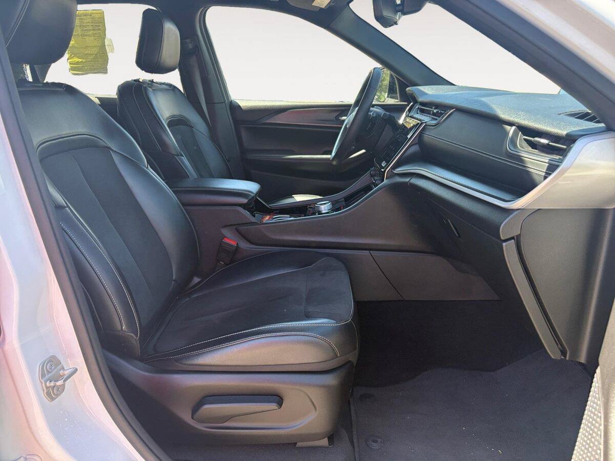 Used 2023 Jeep Grand Cherokee L Laredo AWD/4WD image 15