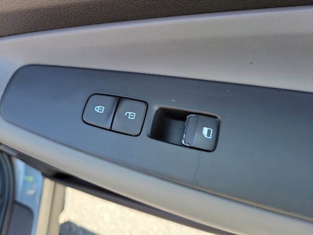 Used 2019 Hyundai Santa Fe SE image 9