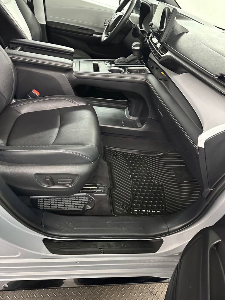 Used 2025 Toyota Sienna XSE image 41