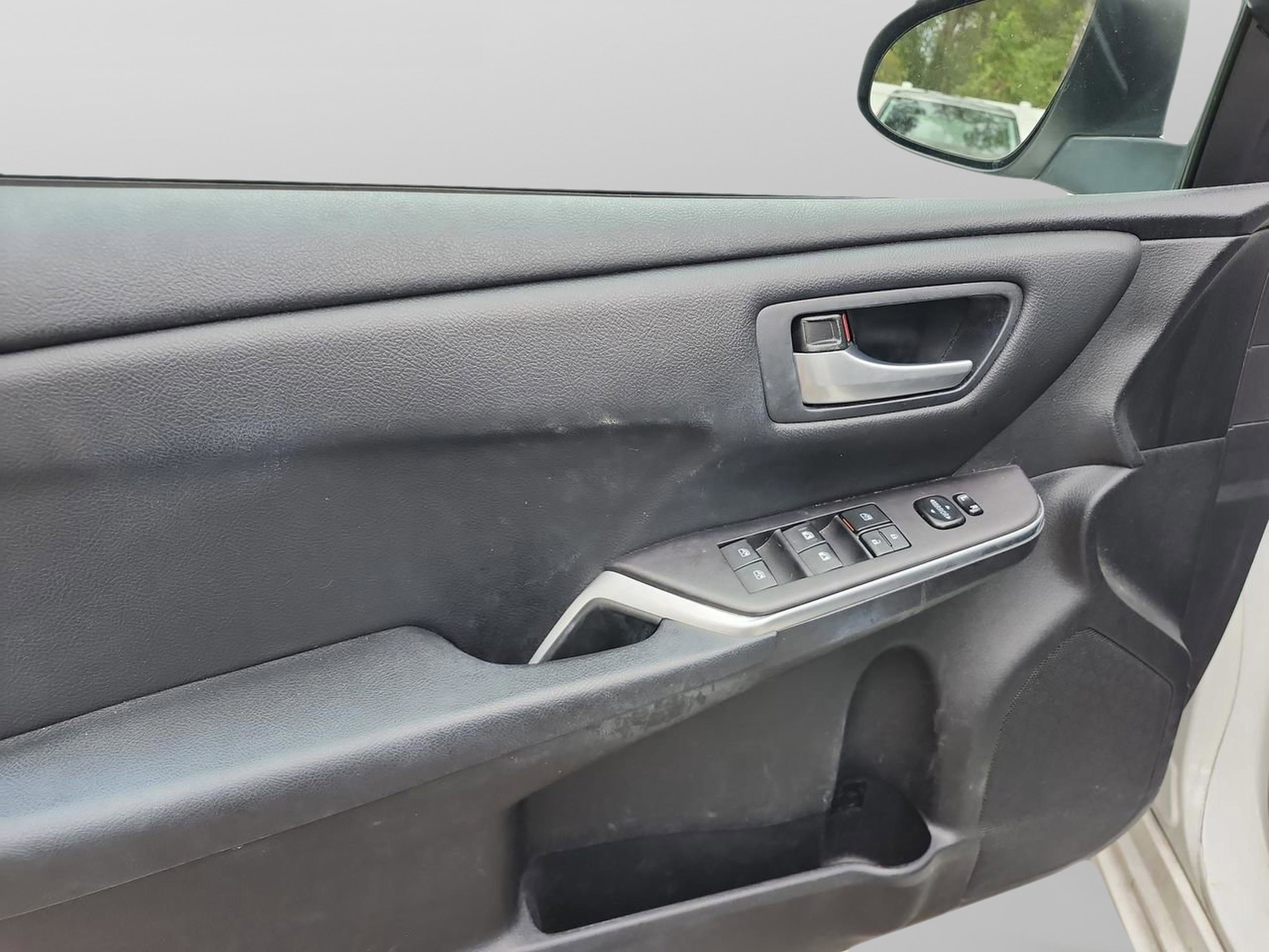 Used 2017 Toyota Camry LE FWD image 14