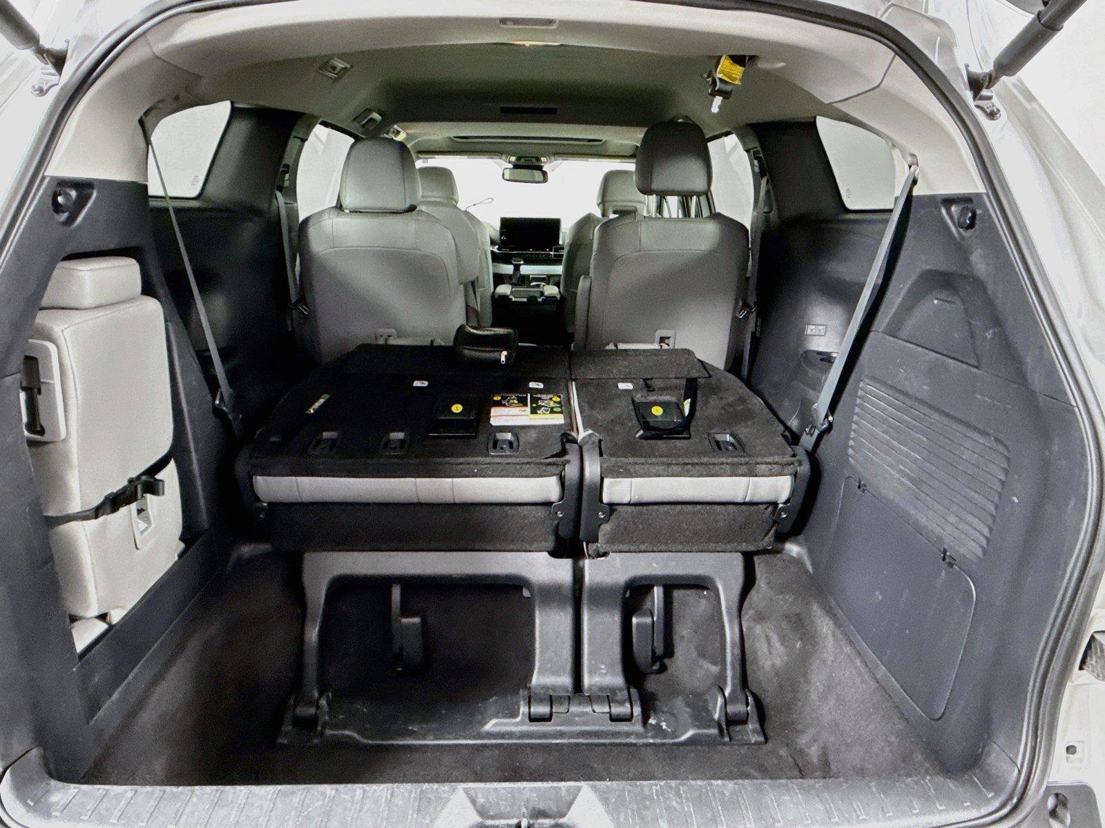 Certified 2025 Toyota Sienna XLE FWD image 38