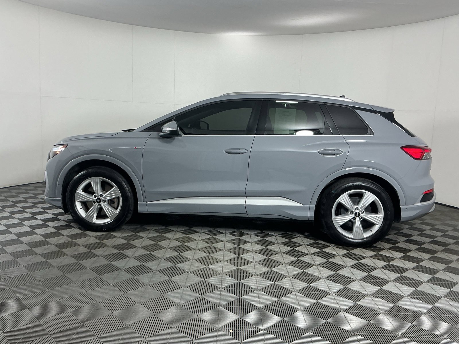 Used 2024 Audi Q4 e-tron Premium Plus w/ Premium Plus AWD/4WD image 4