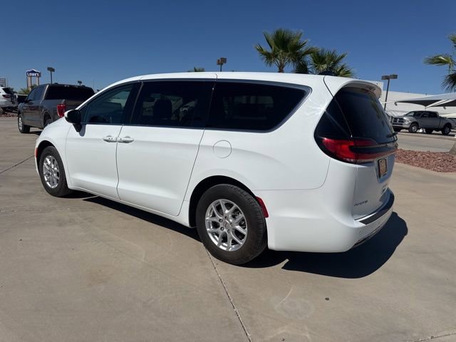 Certified 2023 Chrysler Pacifica Touring-L image 3