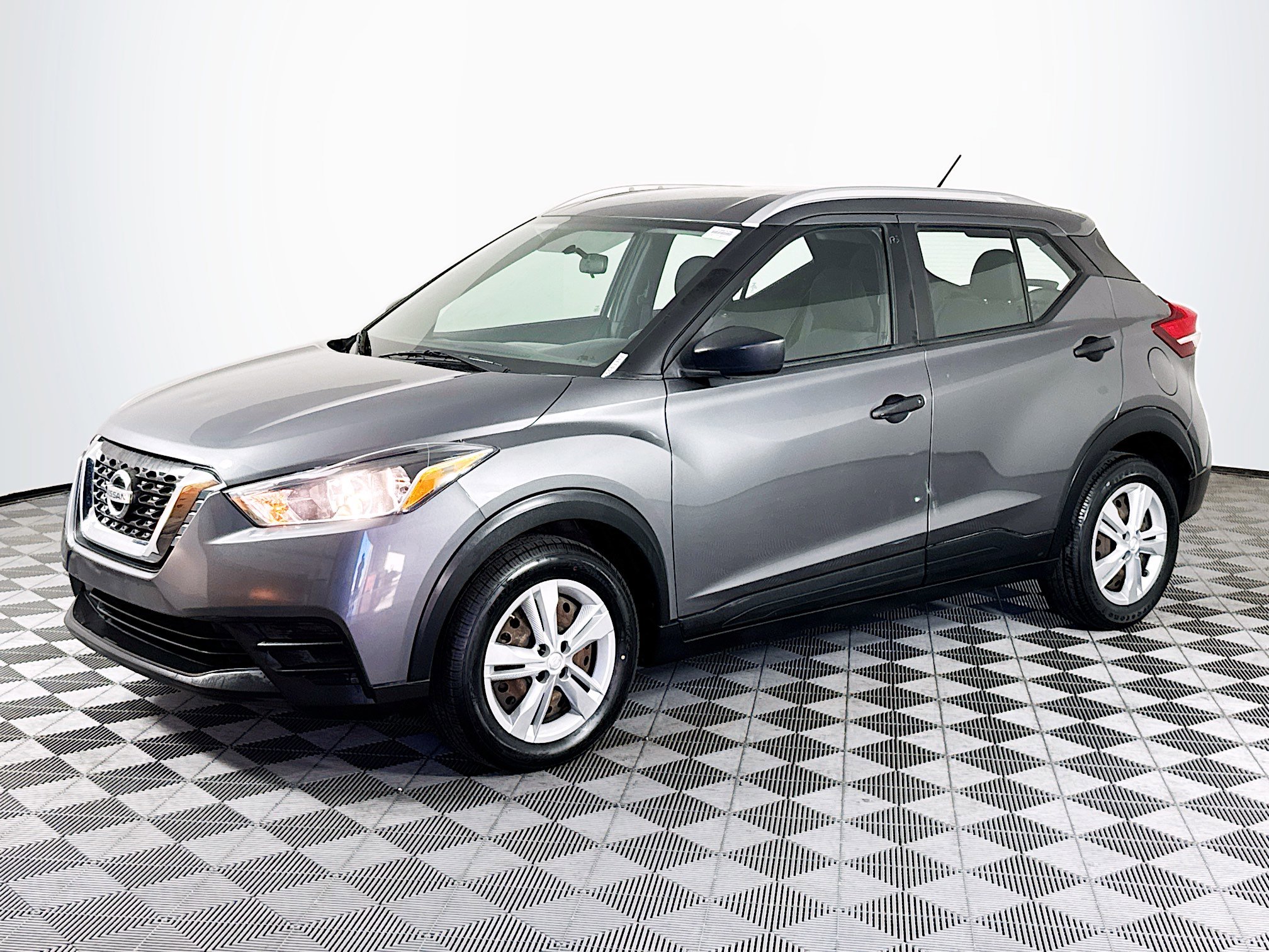 Used 2019 Nissan Kicks S FWD image 4
