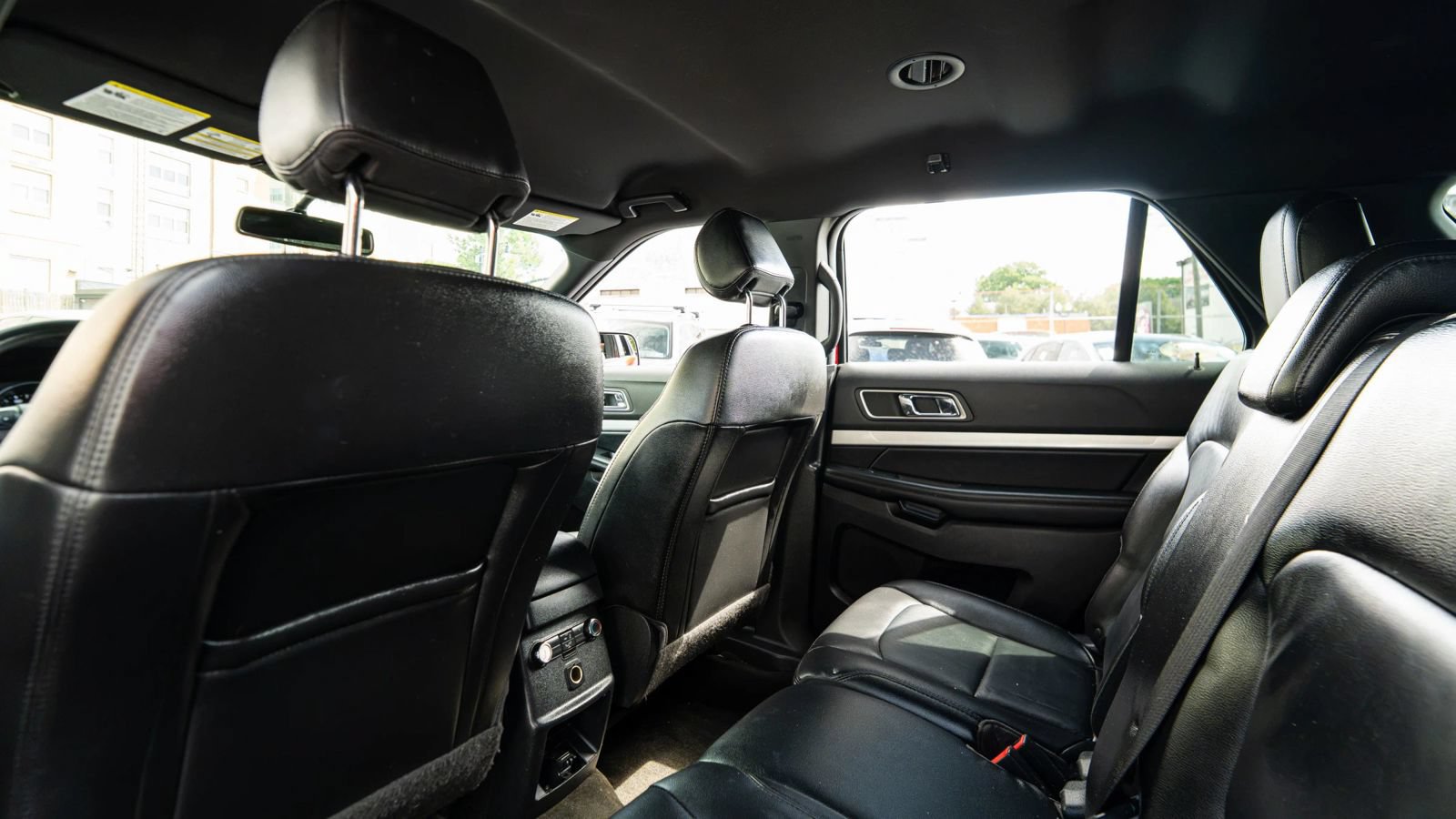 Used 2017 Ford Explorer XLT w/ Equipment Group 202A AWD/4WD image 28