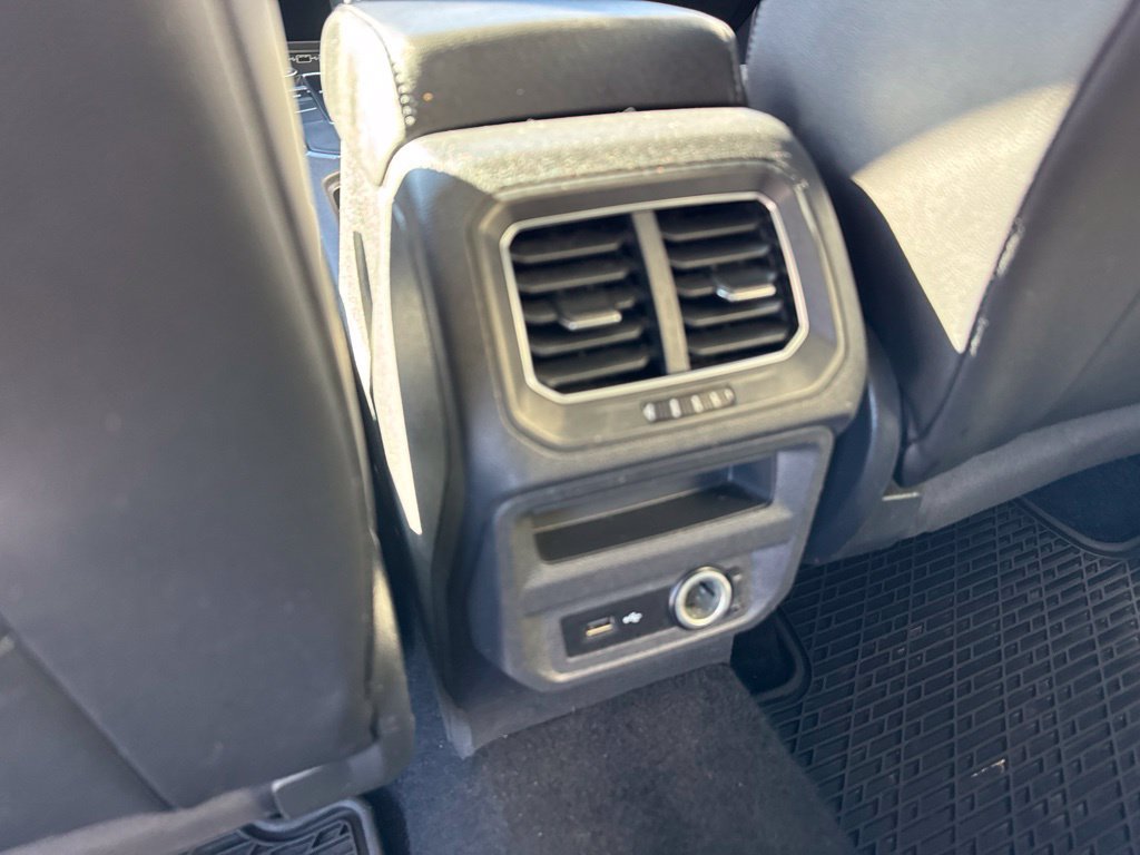 Used 2018 Volkswagen Tiguan SEL Premium FWD image 16