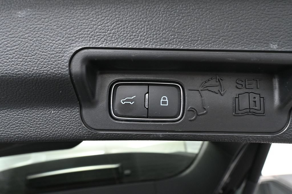 Used 2023 Ford Explorer XLT AWD/4WD image 40