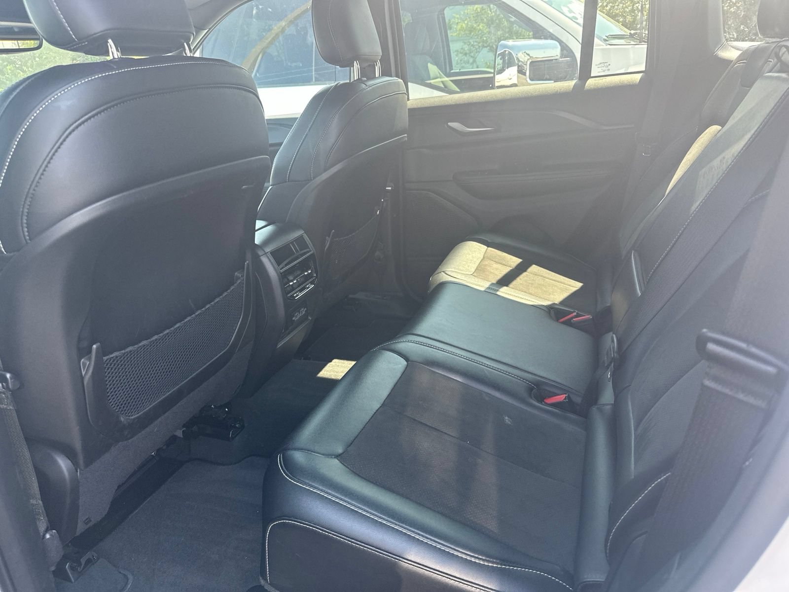 Used 2024 Jeep Grand Cherokee Altitude RWD image 7