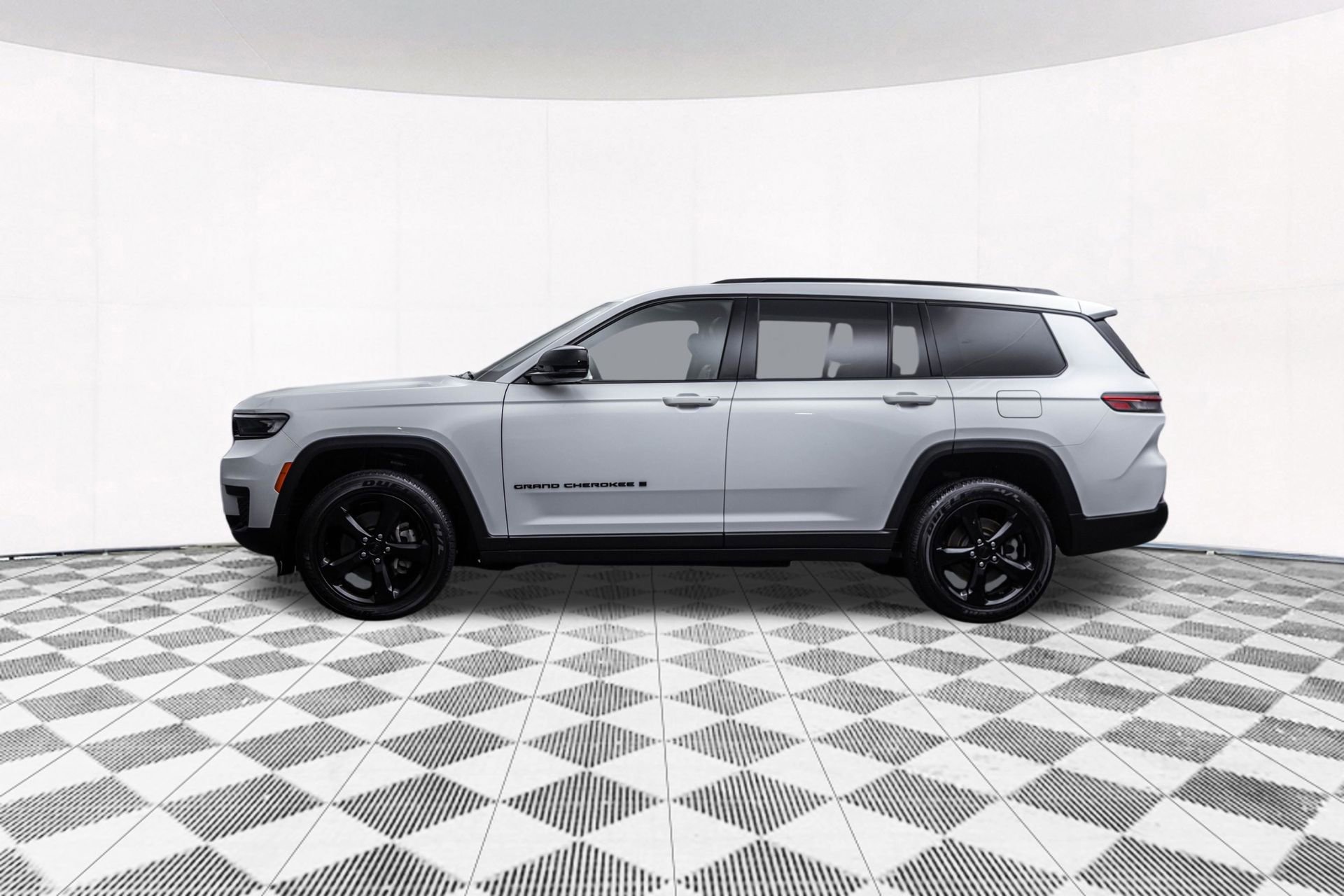 Used 2023 Jeep Grand Cherokee L Laredo AWD/4WD image 7