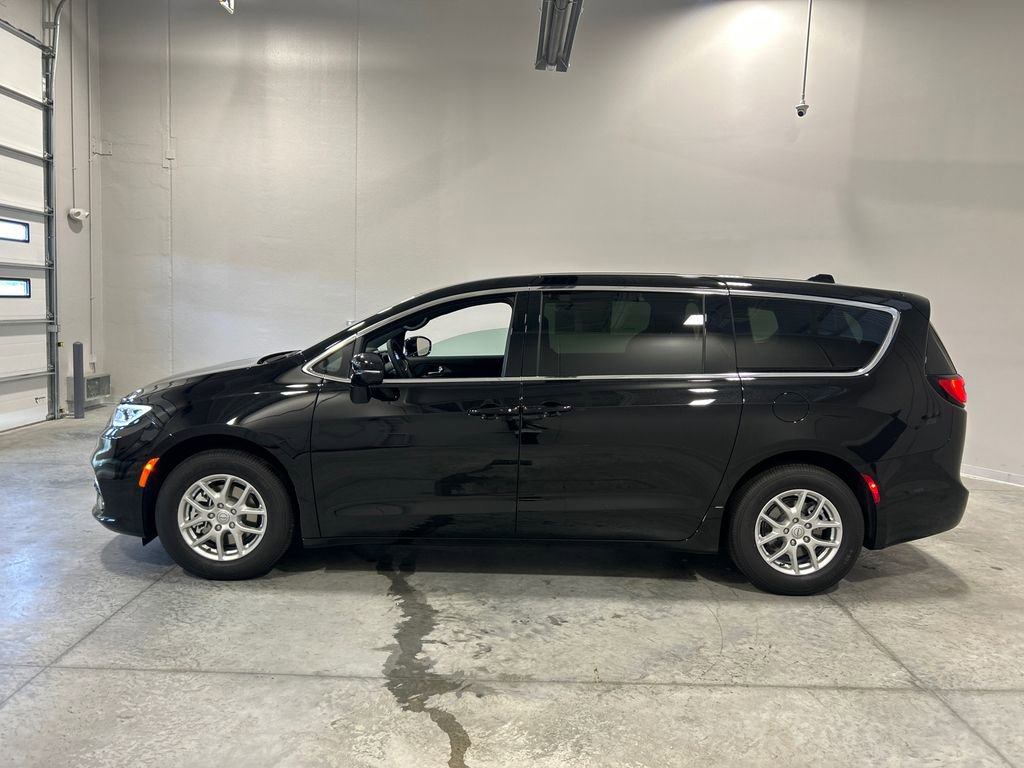 New 2026 Chrysler Pacifica Select FWD image 9