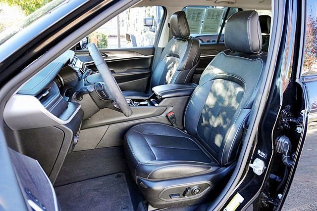 Used 2023 Jeep Grand Cherokee Limited w/ Trailer Tow Prep Group (B) image 15