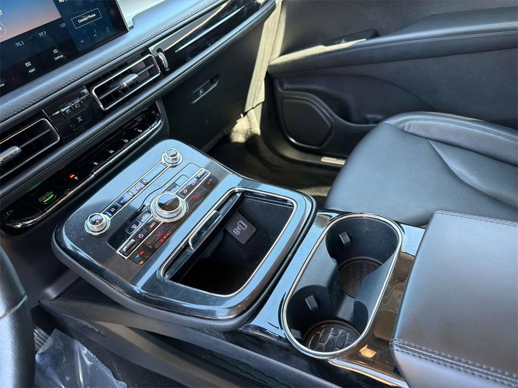 Used 2022 Lincoln Nautilus FWD image 16