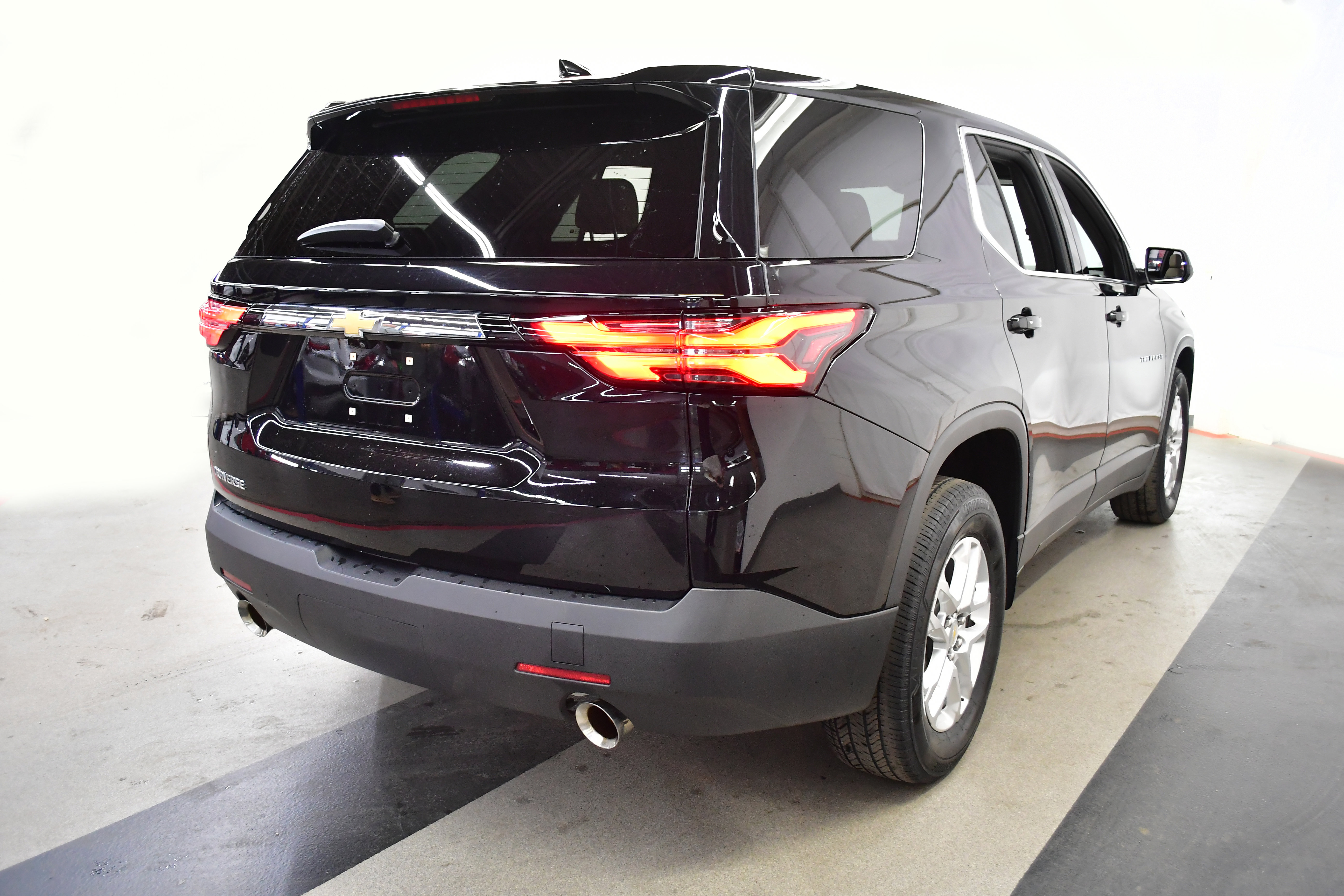 Used 2023 Chevrolet Traverse LS FWD image 7