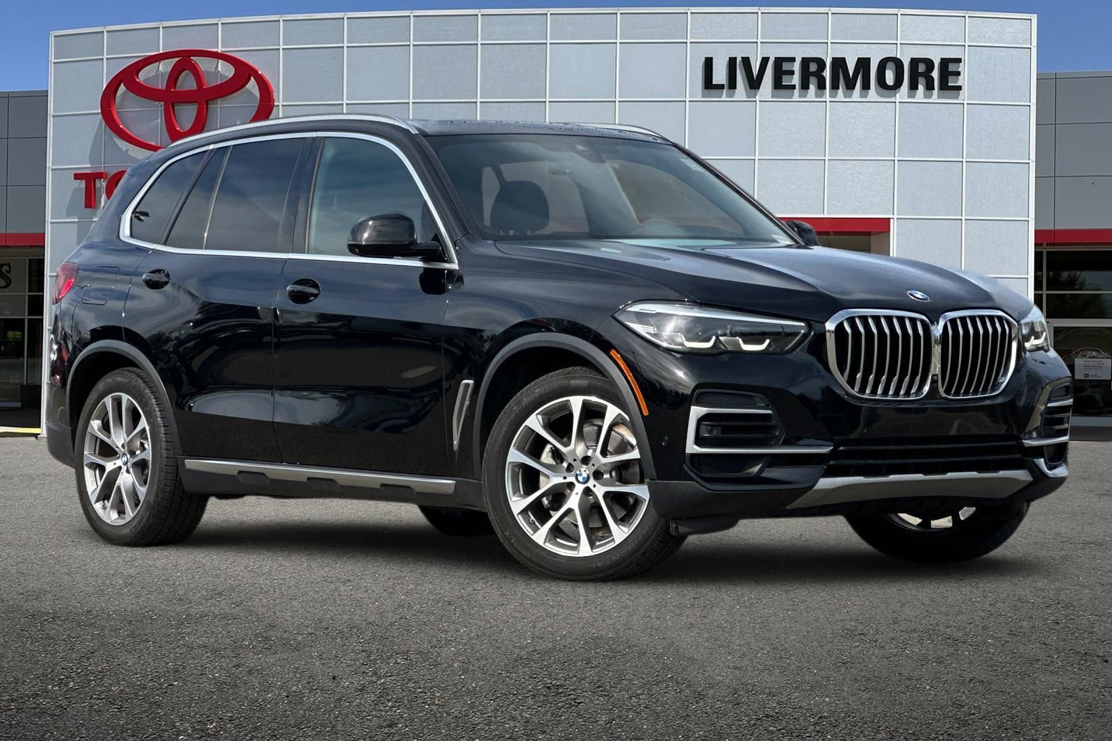 Used 2022 BMW X5 xDrive40i w/ Parking Assistance Package AWD/4WD image 2