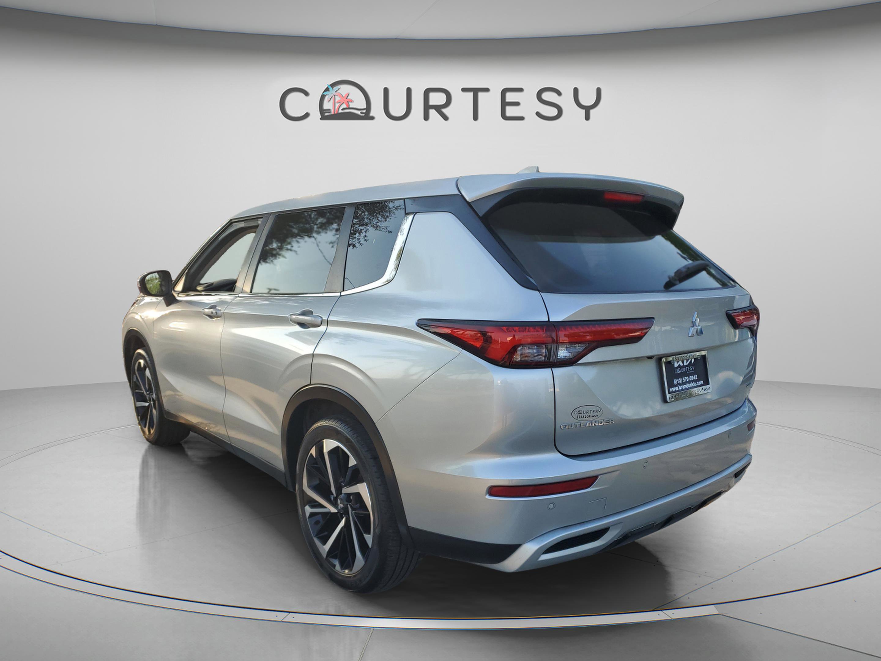 Used 2022 Mitsubishi Outlander SE image 2