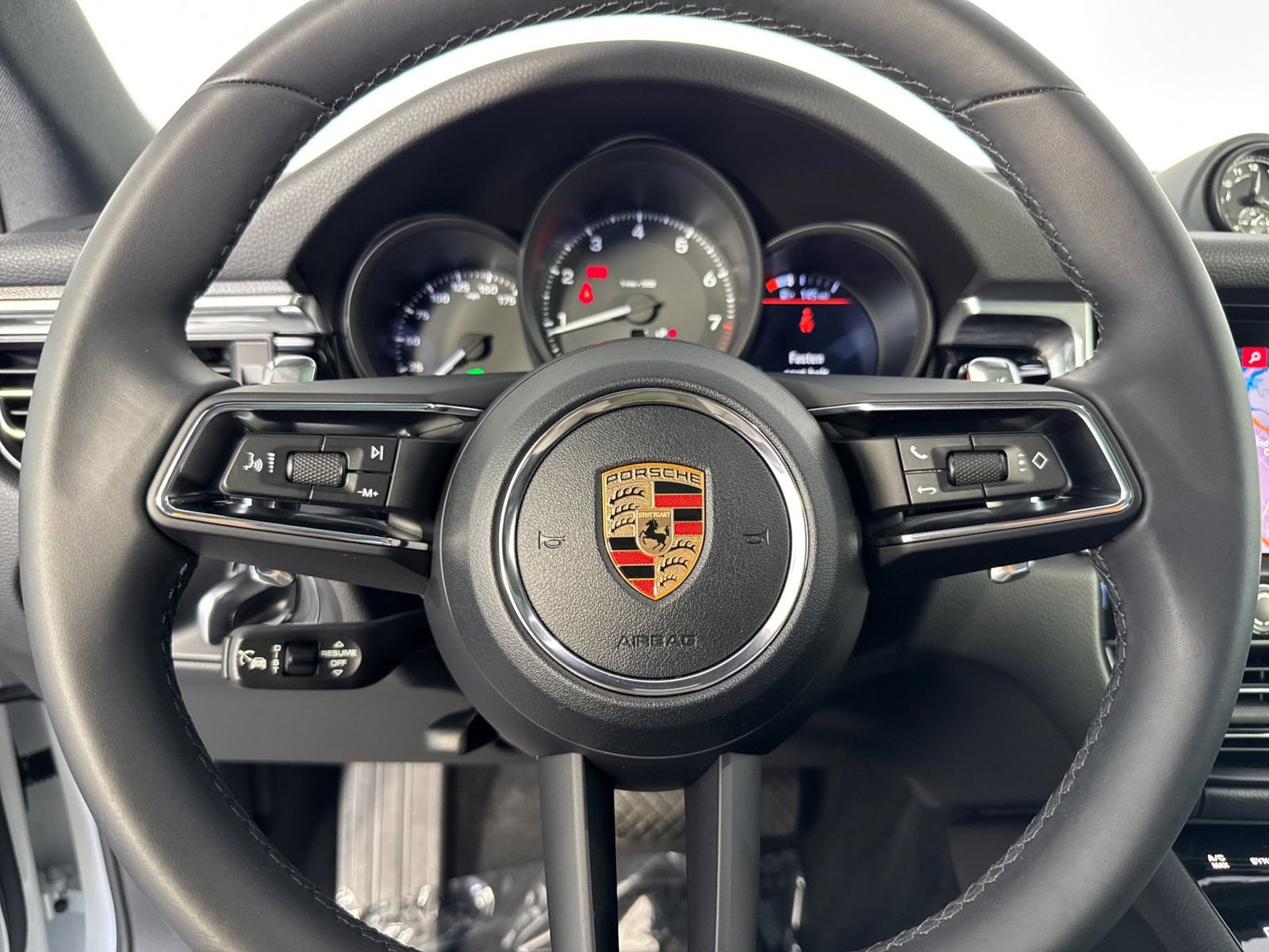 Certified 2025 Porsche Macan AWD/4WD image 26