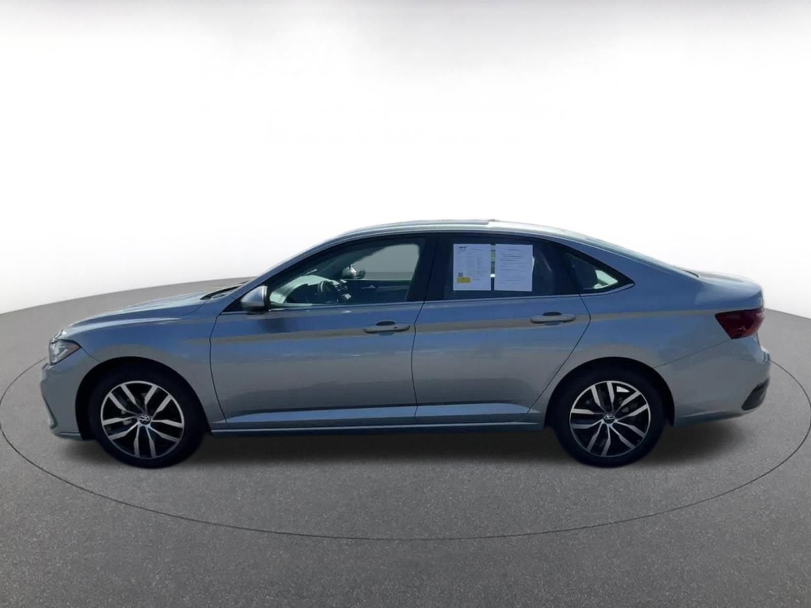 Used 2025 Volkswagen Jetta SE FWD image 9