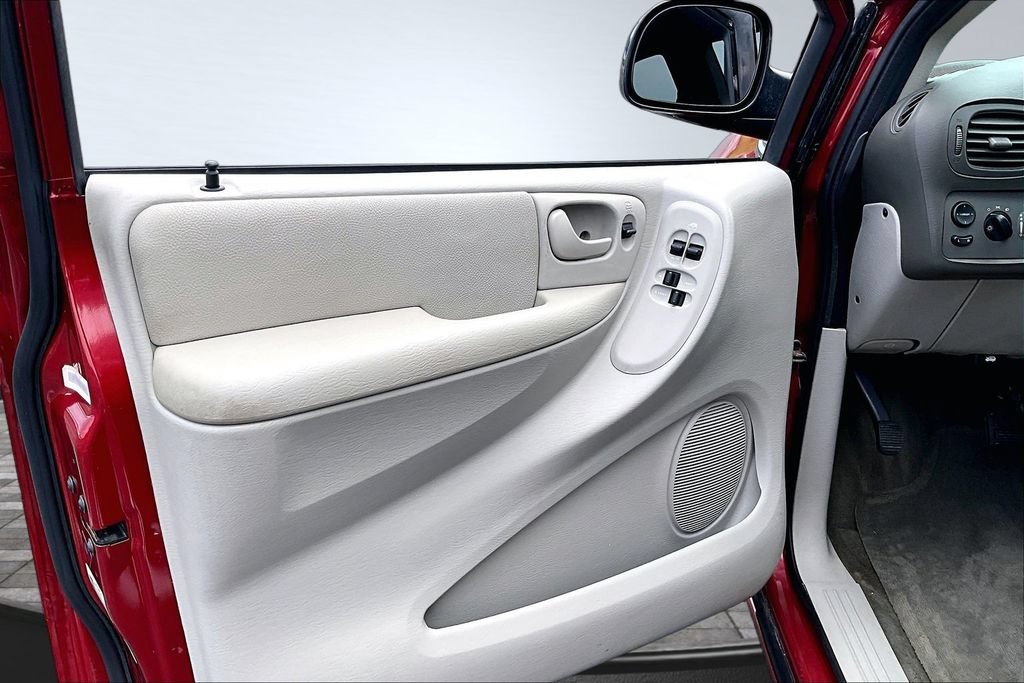Used 2005 Chrysler Town & Country w/ Popular Equipment Group I FWD image 19
