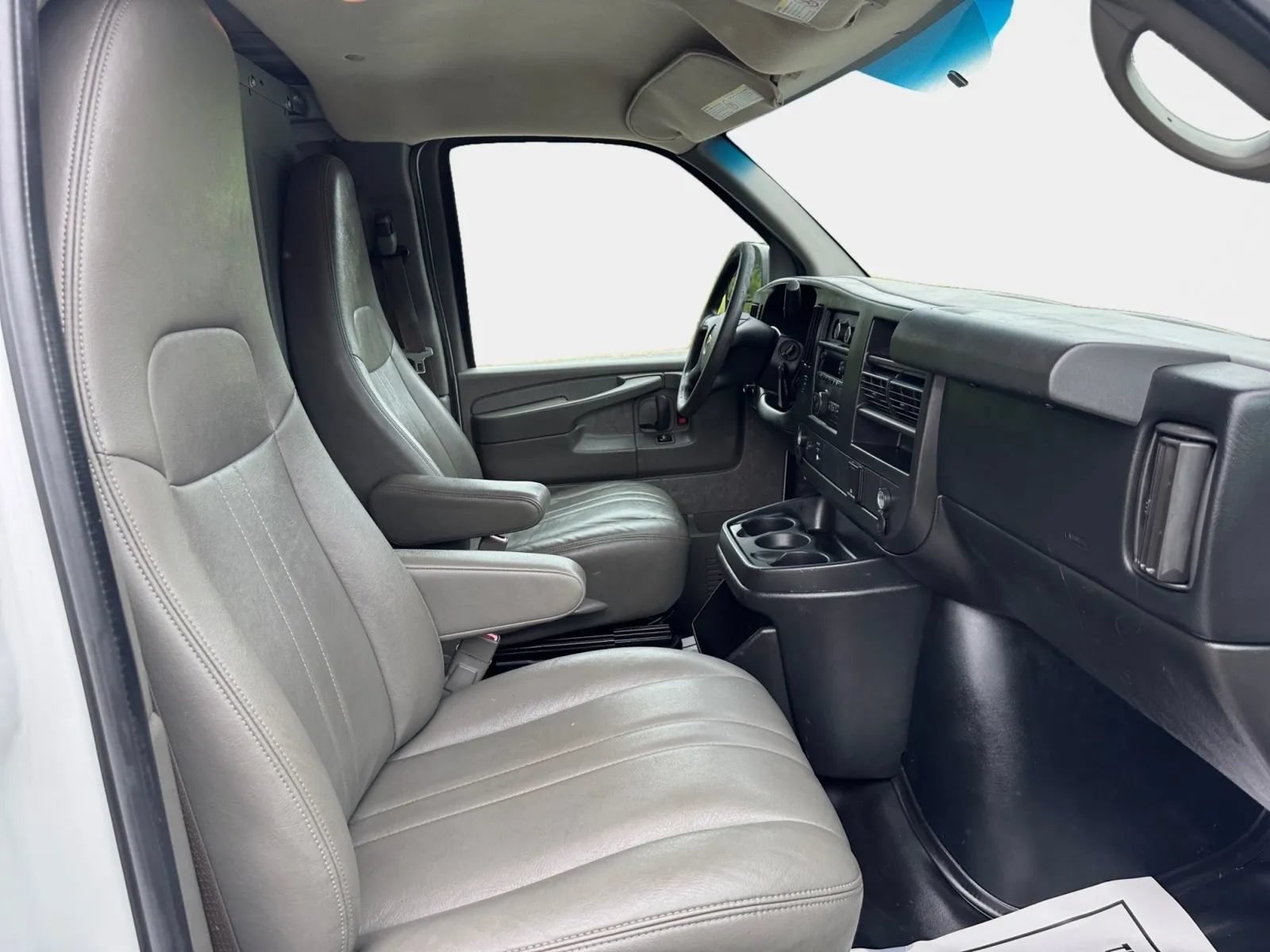 Used 2015 Chevrolet Express 3500 RWD image 10