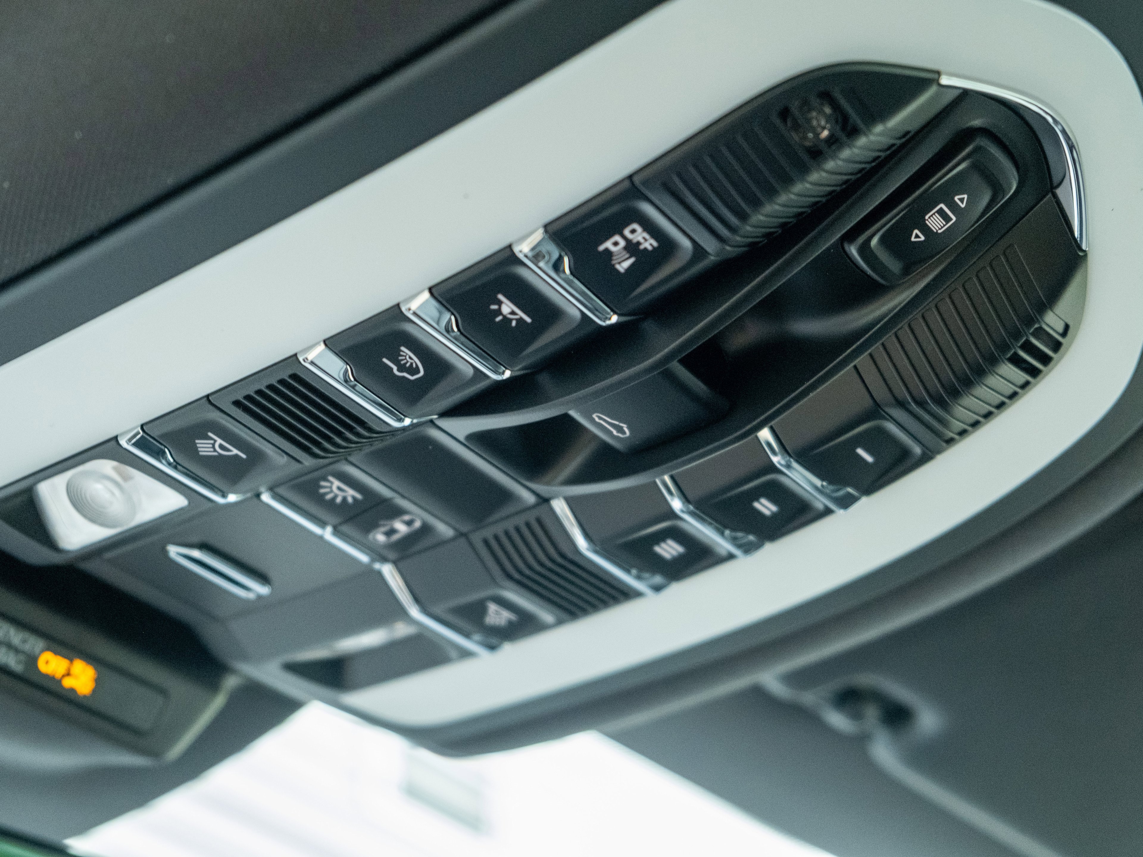 Certified 2025 Porsche Macan image 32