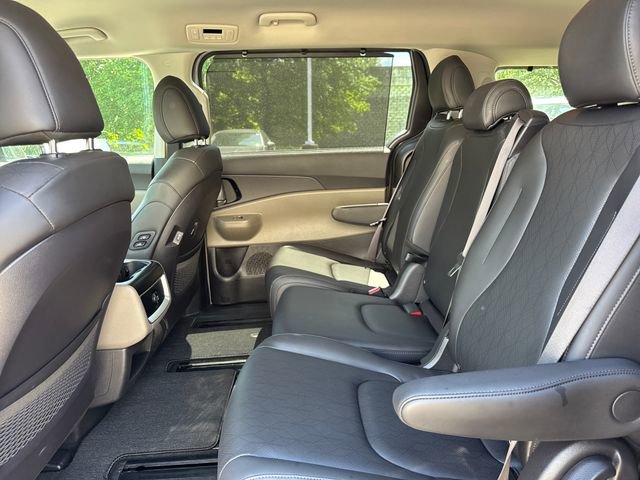 Used 2025 Kia Carnival EX FWD image 11