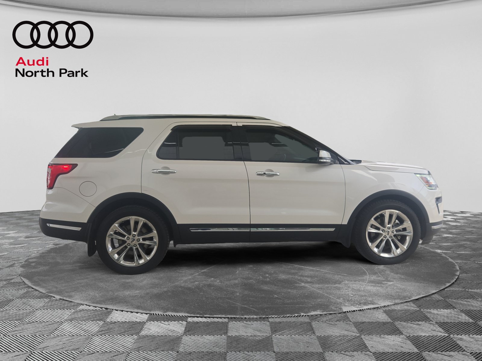 Used 2019 Ford Explorer Limited w/ Class III Trailer Tow Package FWD image 6