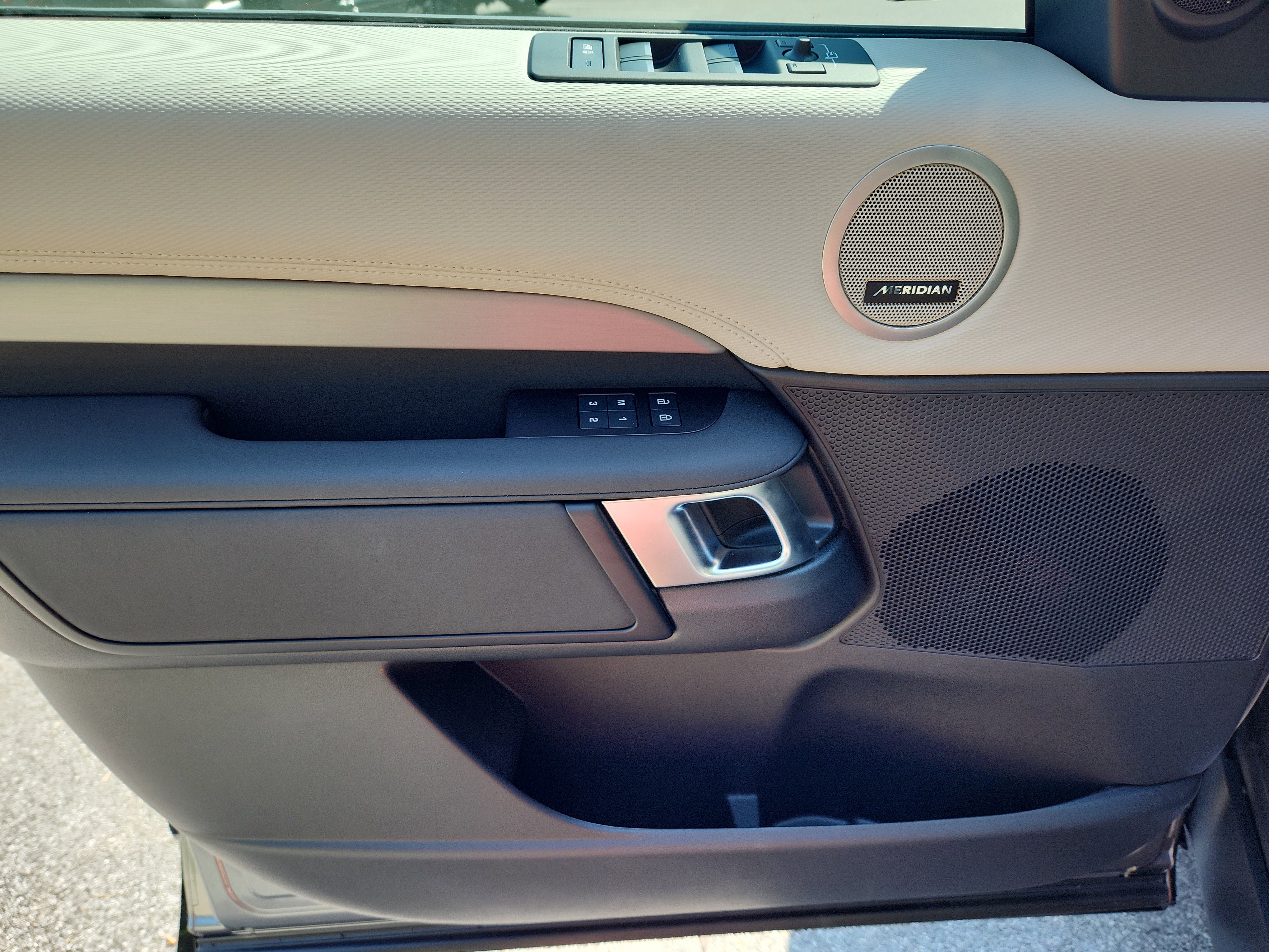 New 2025 Land Rover Discovery Dynamic SE image 24