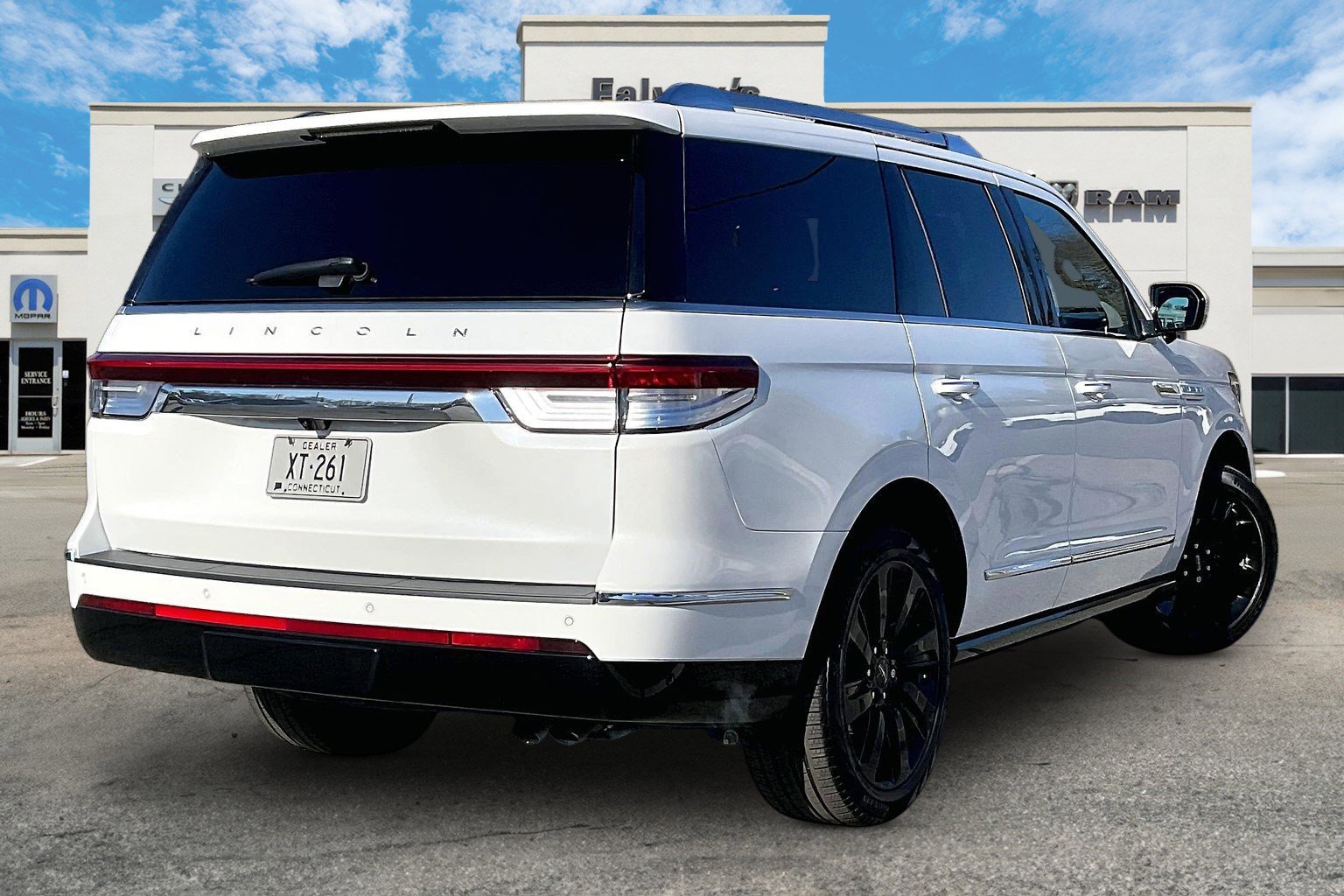 Used 2024 Lincoln Navigator Reserve w/ Equipment Group 201A image 2