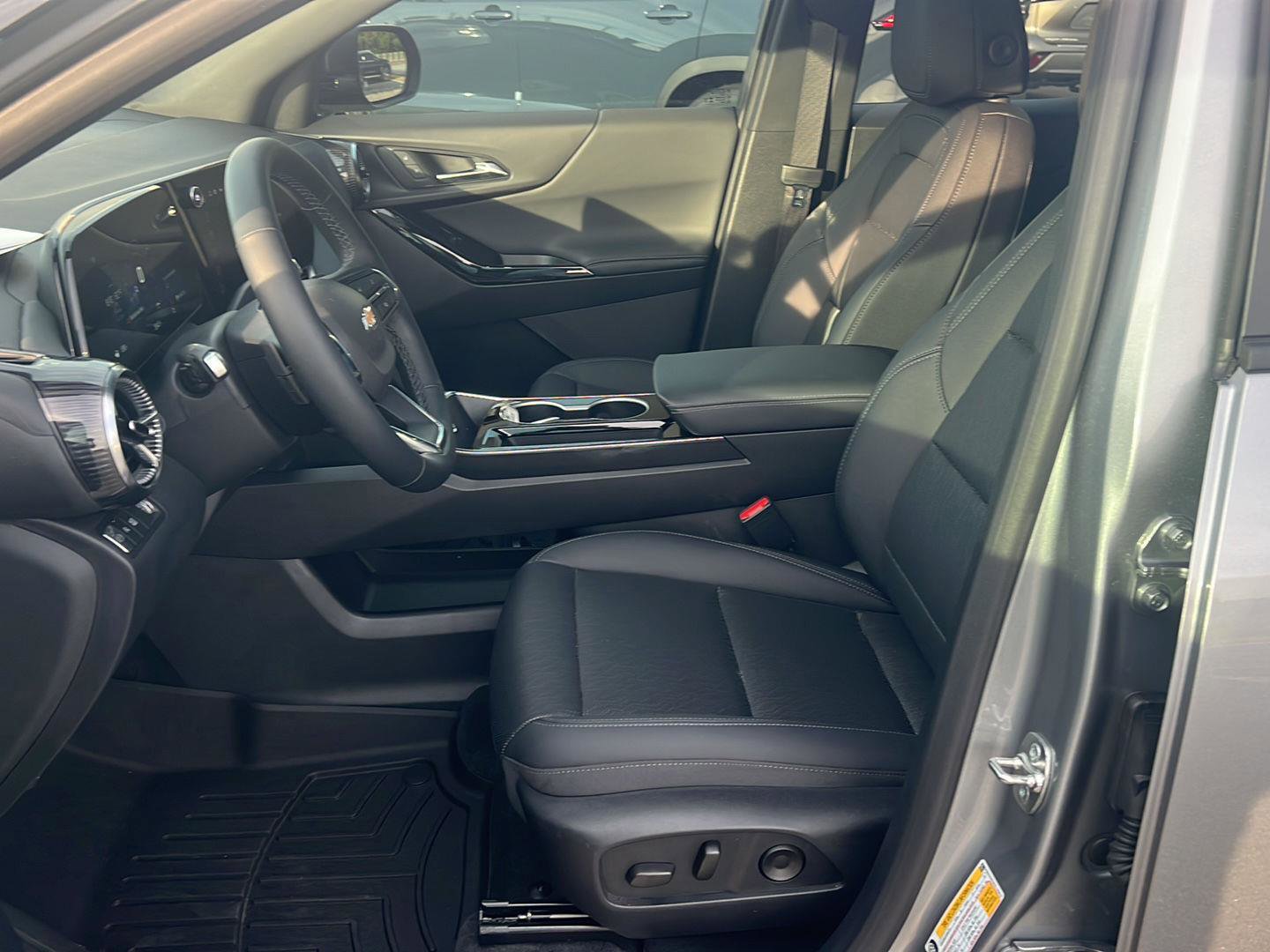 Used 2025 Chevrolet Equinox LT w/ Convenience Package II image 10