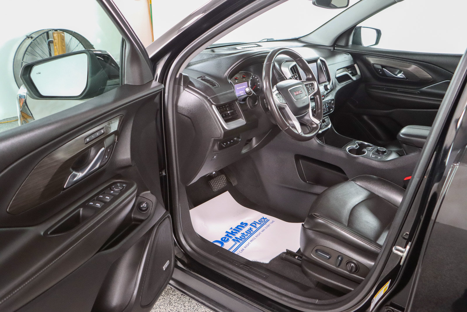 Used 2022 GMC Terrain SLT w/ Infotainment Package II AWD/4WD image 3