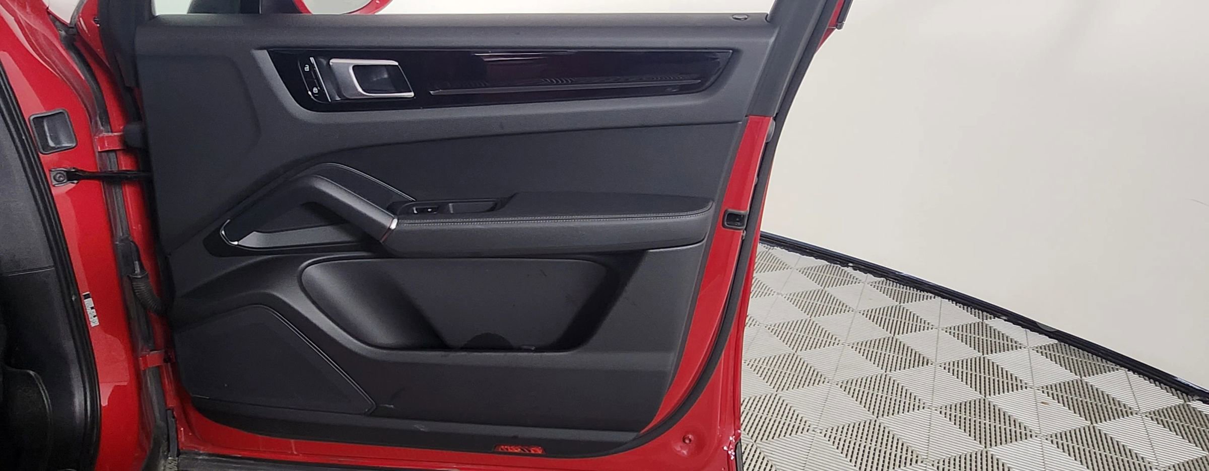 Used 2021 Porsche Cayenne E-Hybrid Sport Utility 4D image 19