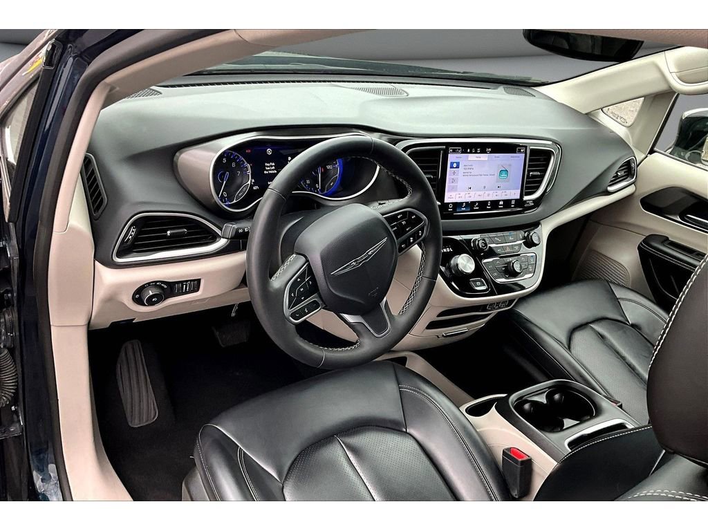 Used 2024 Chrysler Pacifica Touring-L image 15