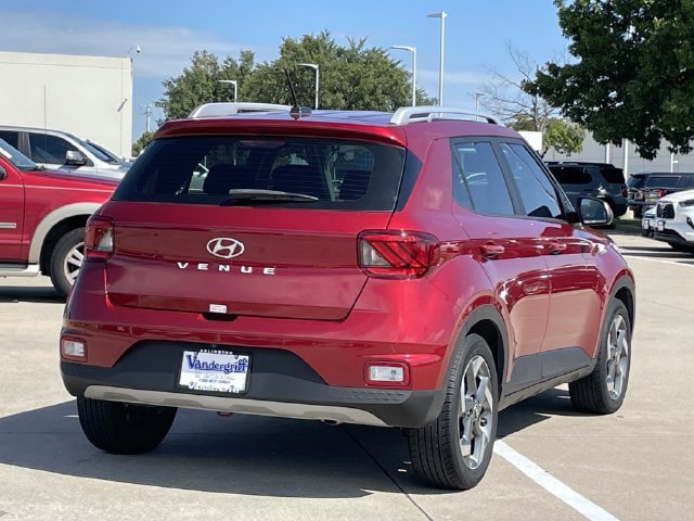 Used 2024 Hyundai Venue SEL FWD image 4