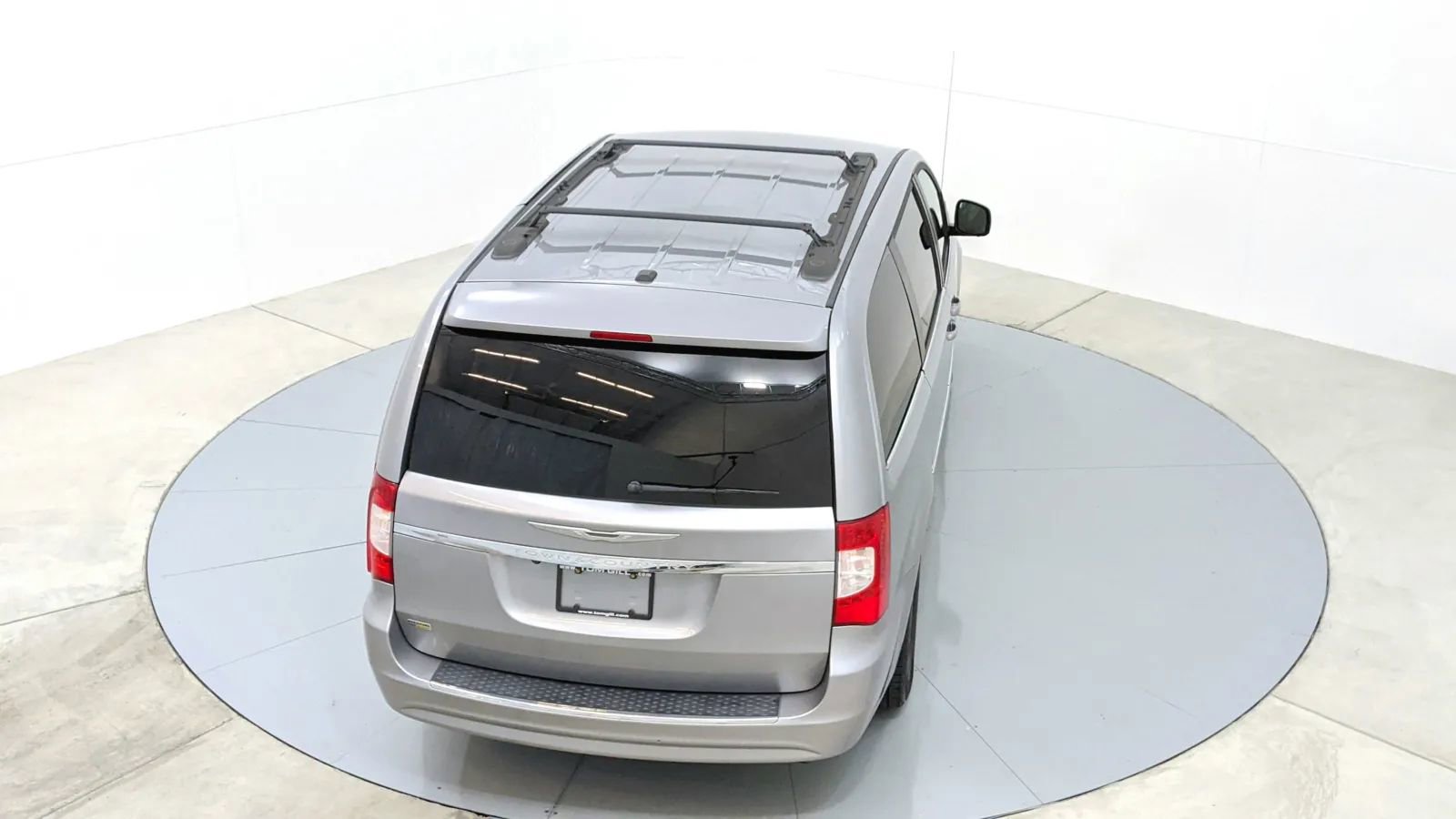 Used 2014 Chrysler Town & Country Touring image 40