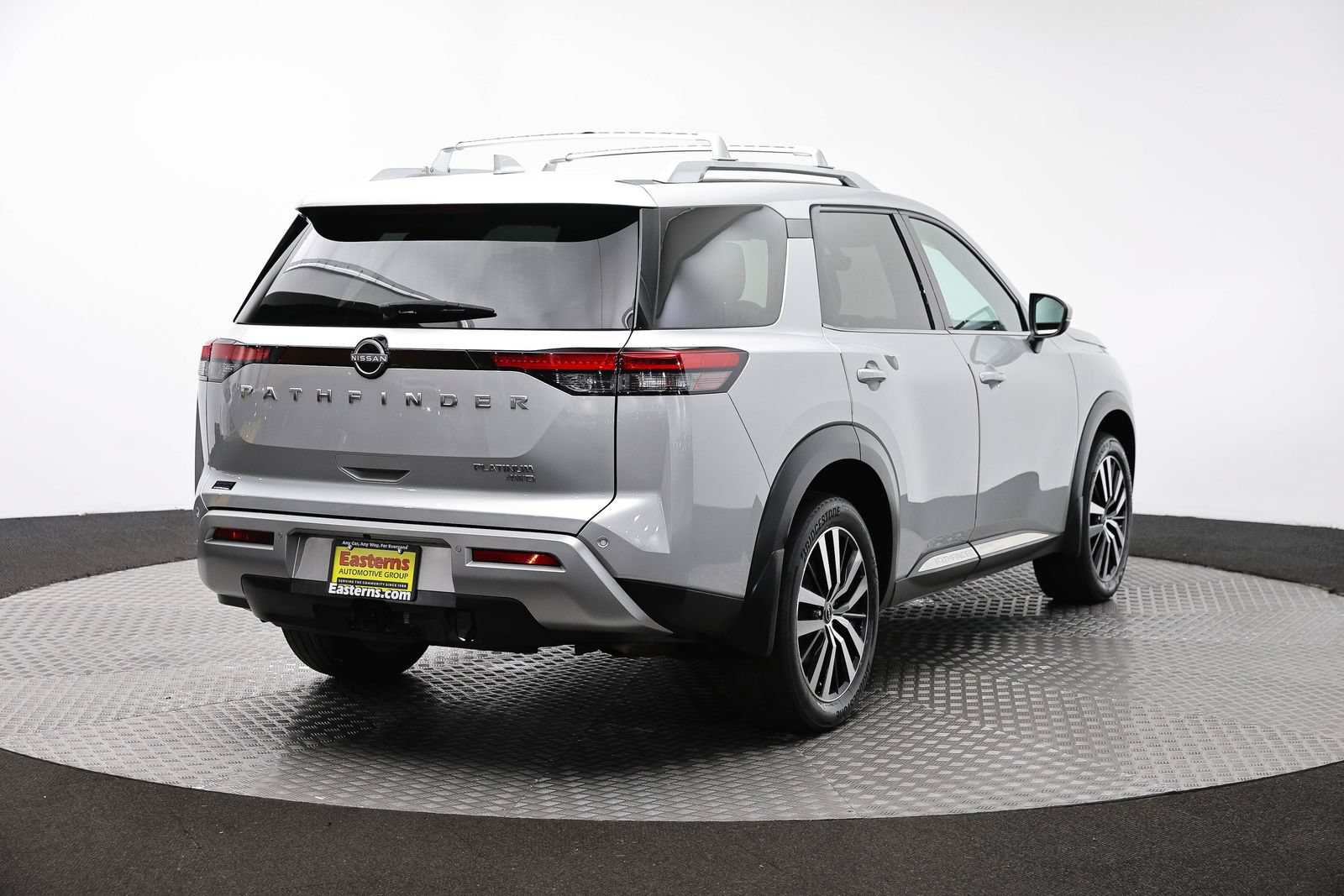 Used 2023 Nissan Pathfinder Platinum AWD/4WD image 5