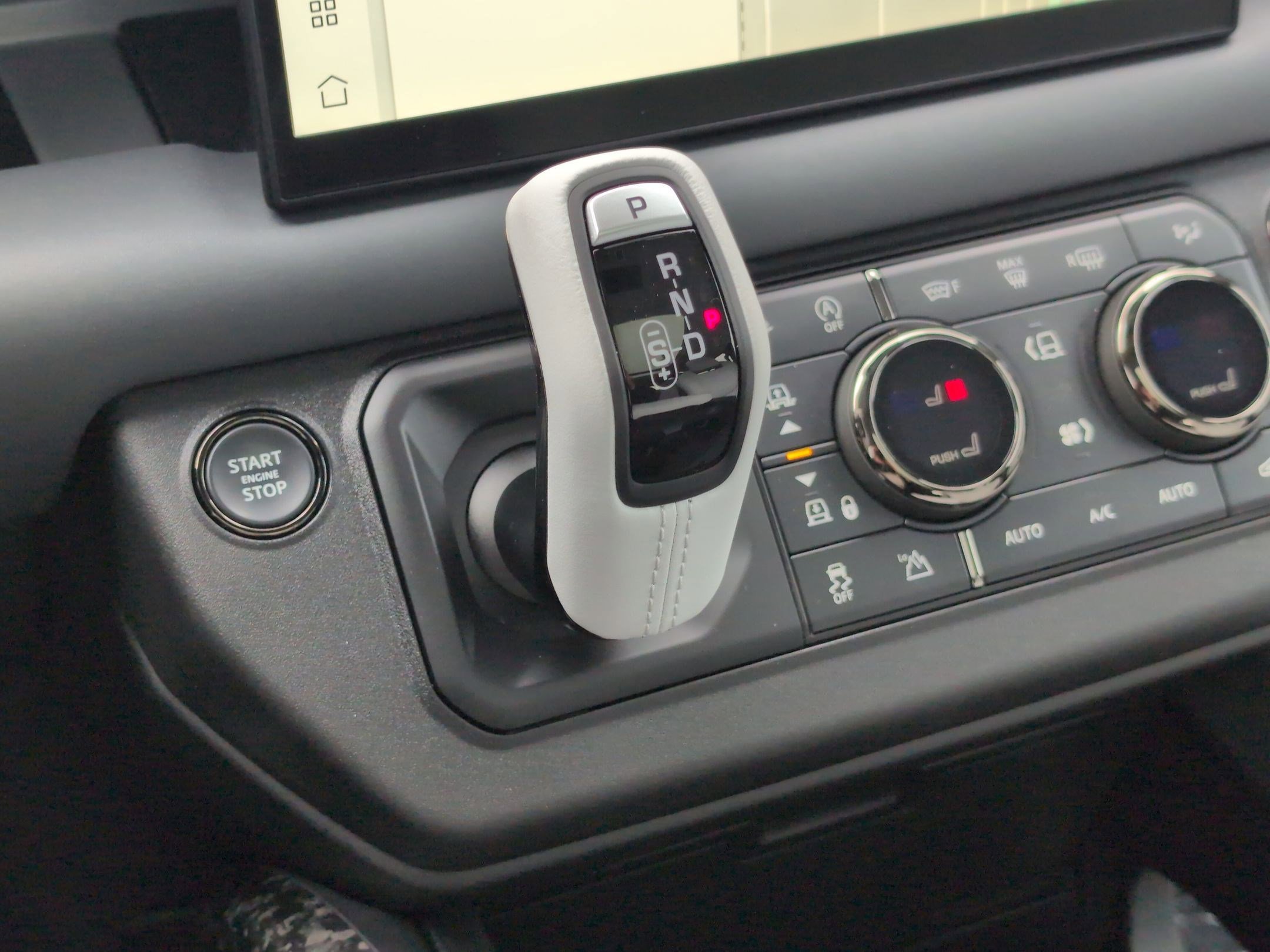 Used 2025 Land Rover Defender 110 image 23