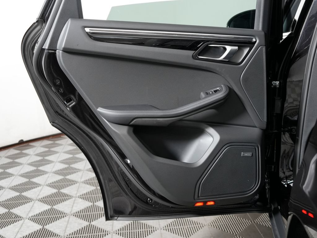 Certified 2026 Porsche Macan Turbo AWD/4WD image 33