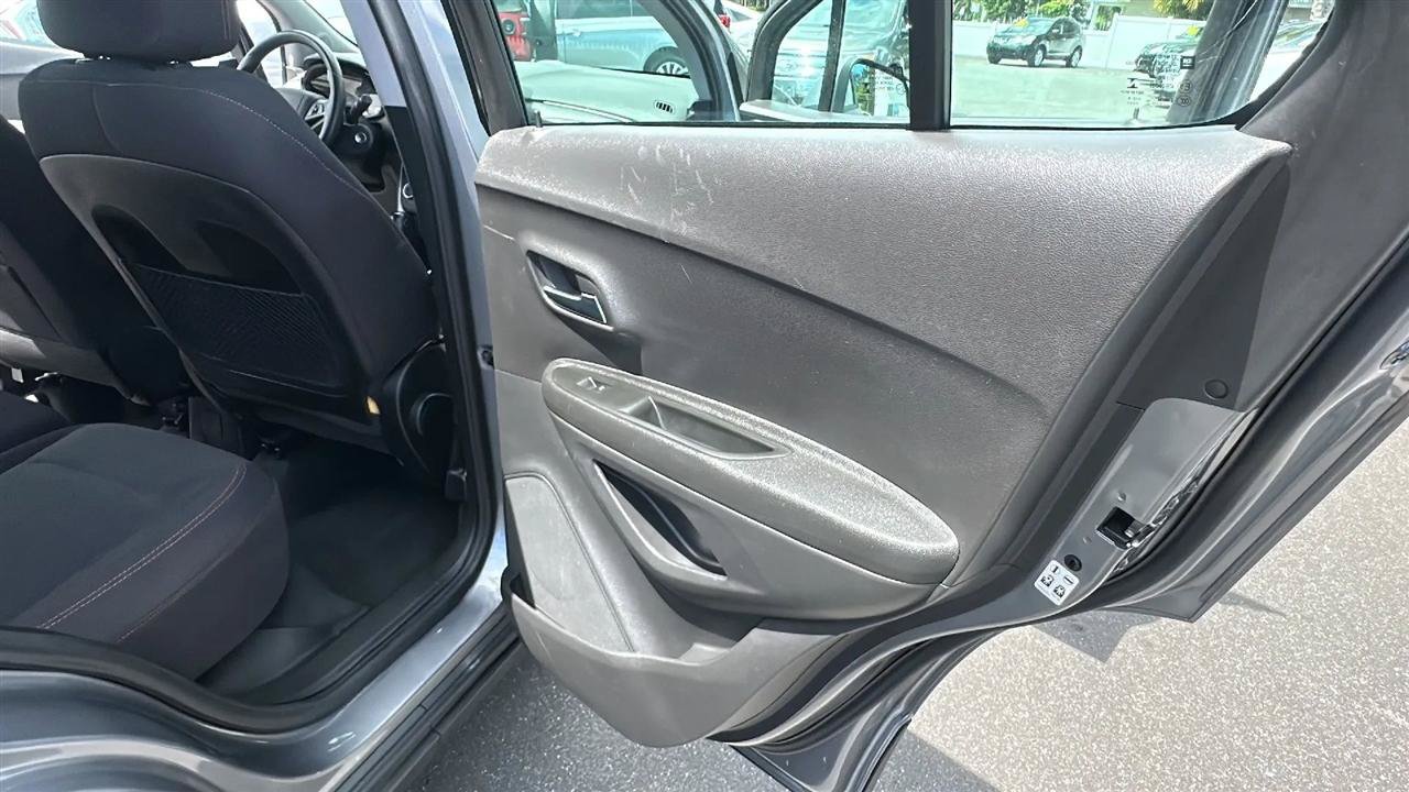 Used 2020 Chevrolet Trax LS FWD image 30
