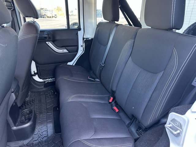 Used 2015 Jeep Wrangler Unlimited Sahara w/ Connectivity Group image 27
